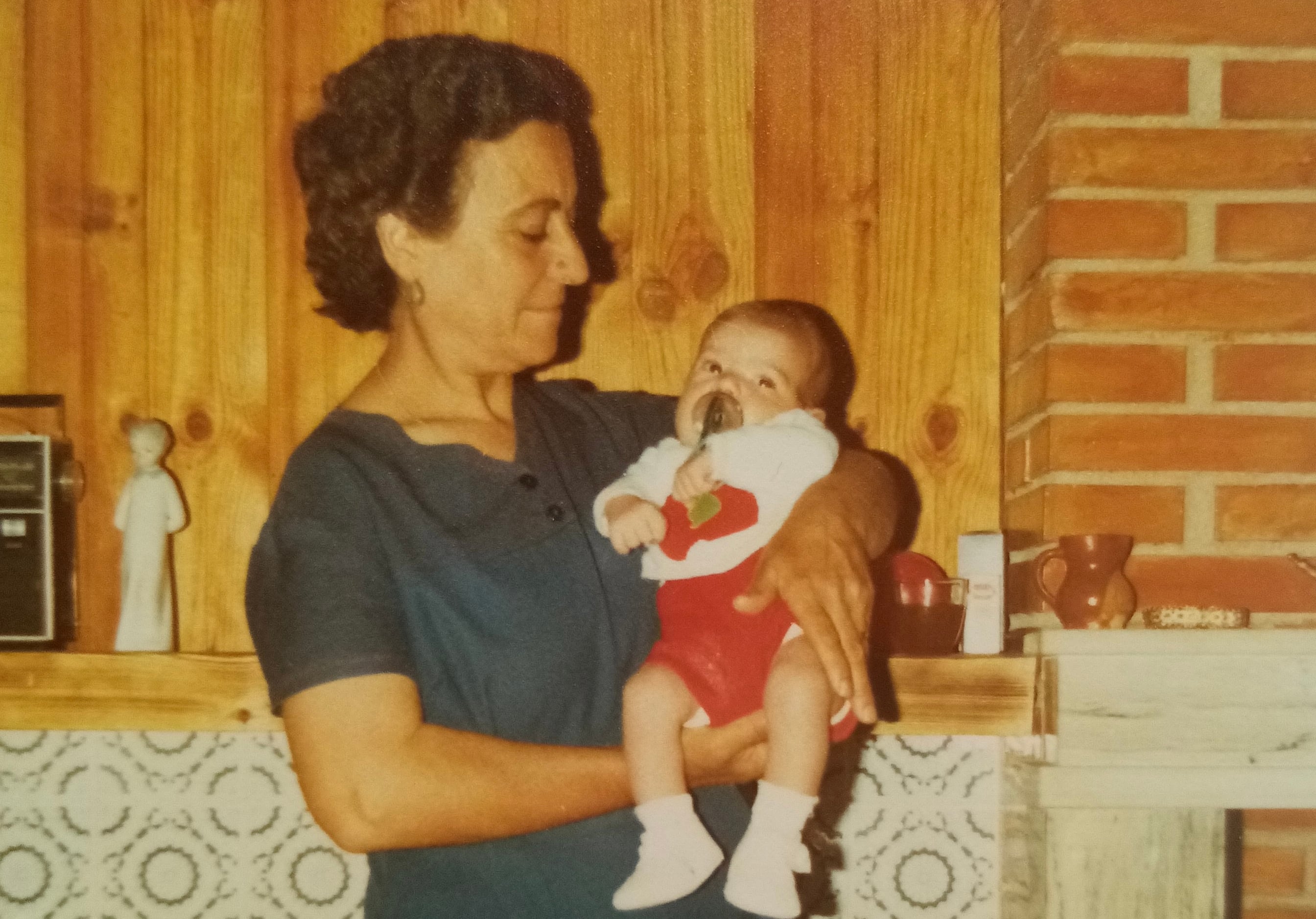 La abuela Carmen con su nieto Alberto cuando era pequeño.