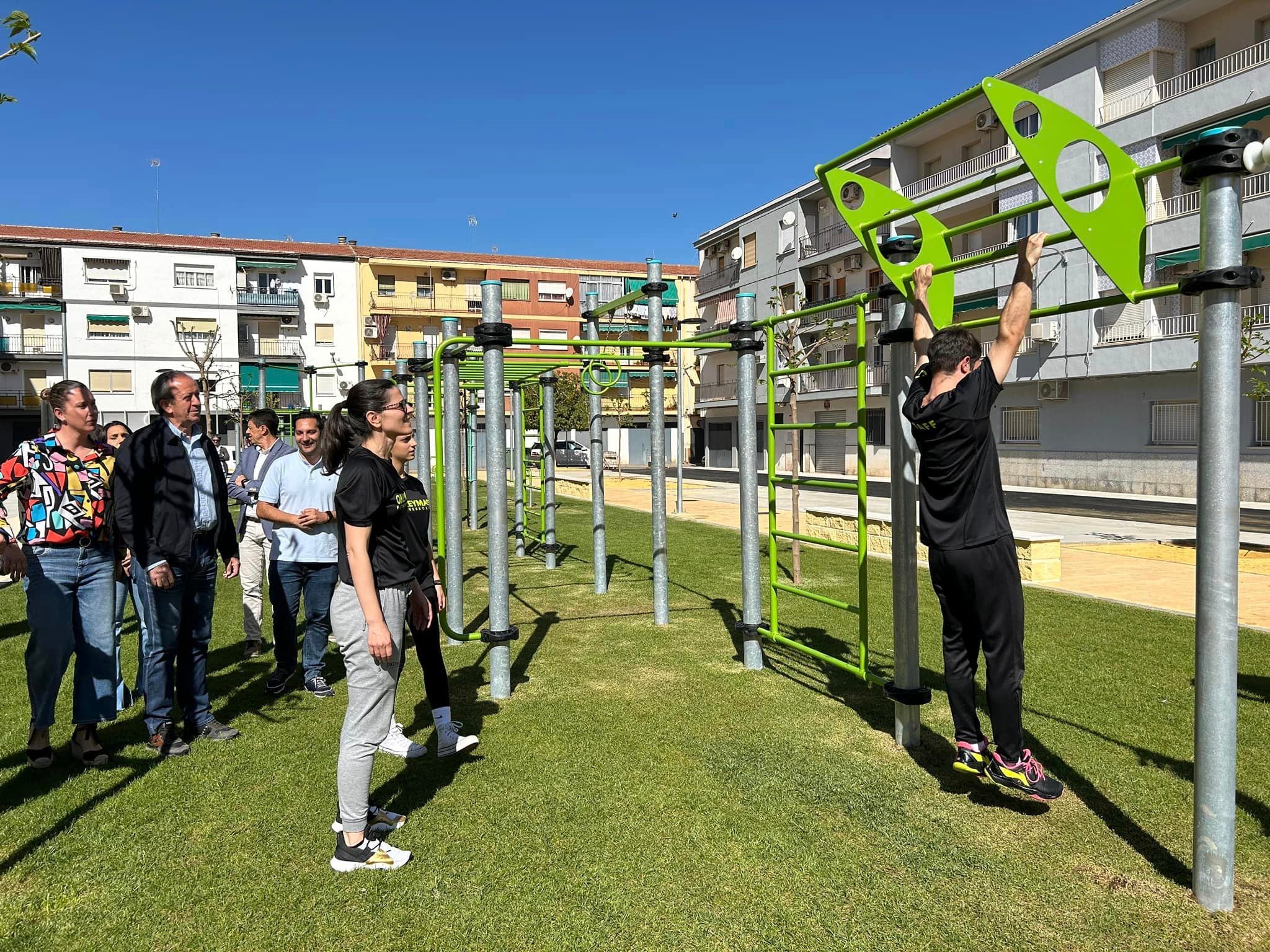 La nueva Plaza Augusto de Andújar, mejorada con un parque de calistenia, vóley-césped y más zonas verdes