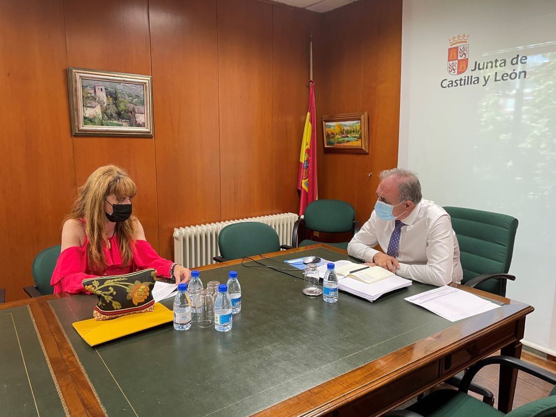 La alcaldesa de Autilla del Pino, María del Rosario Díez, y el delegado territorial de la Junta en Palencia, José Antonio Rubio