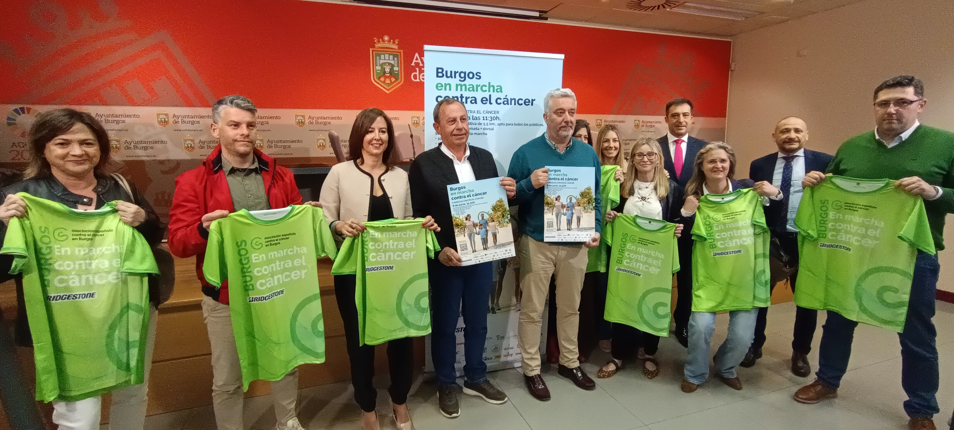Algunos de los patrocinadores posan en la presentación de la Marcha contra el cáncer de Burgos