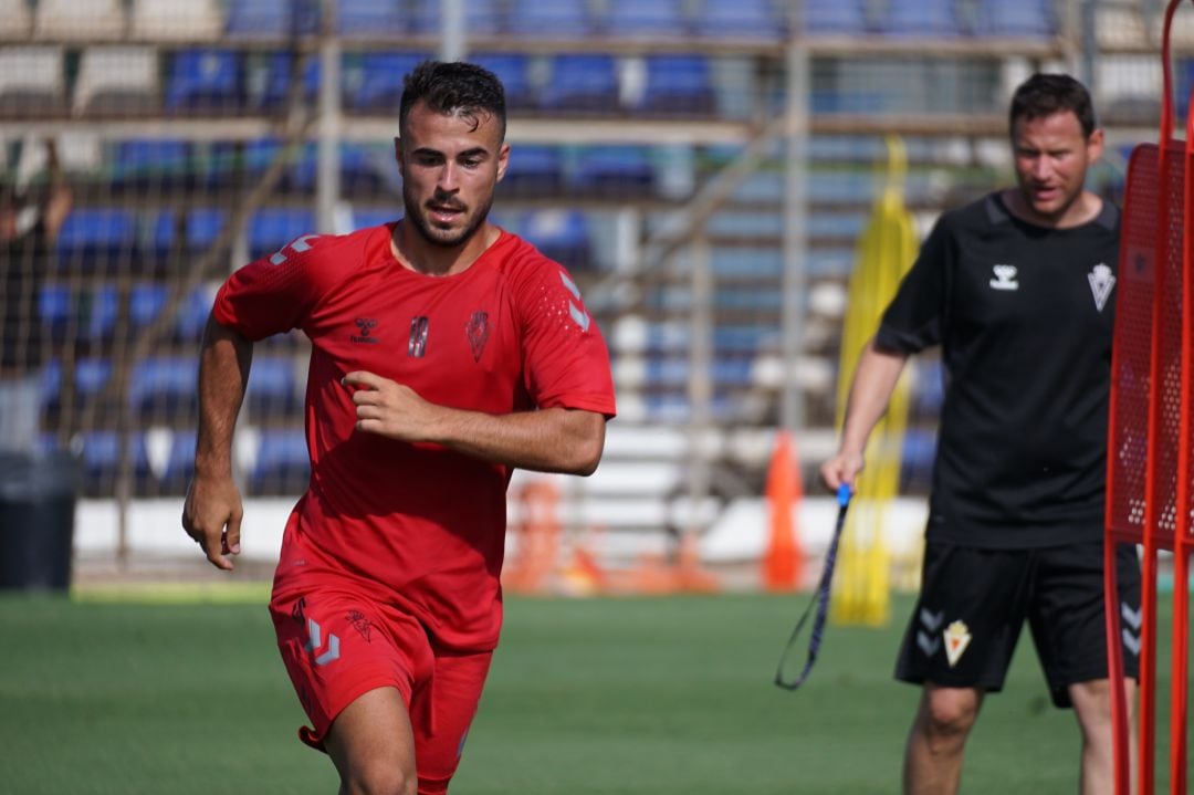 Andrés Silvente en un entreno del Real Murcia con Mario Simón de fondo