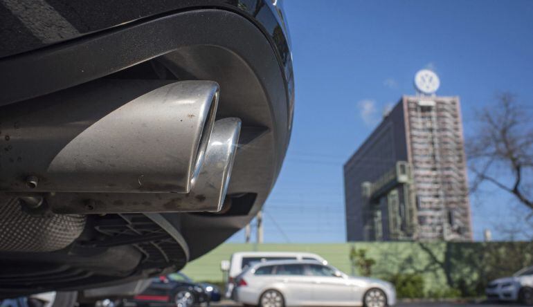 Detalle del tubo de escape de un Volkswagen Passat. 