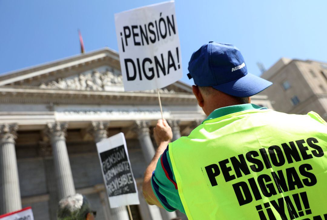 Un pensionista con una pancarta frente al Congreso en la manifestación del pasado día 12 de septiembre