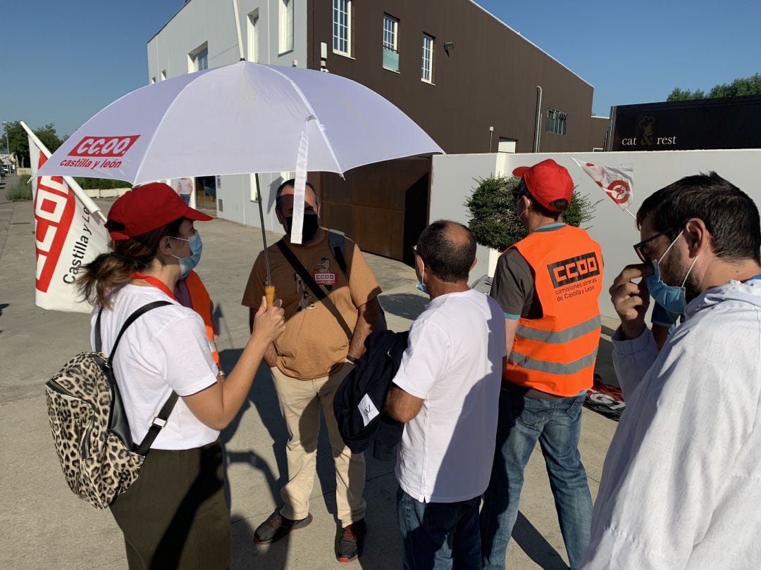 Los representantes sindicales minutos antes de entrar a la reunión convocada esta mañana con la empresa