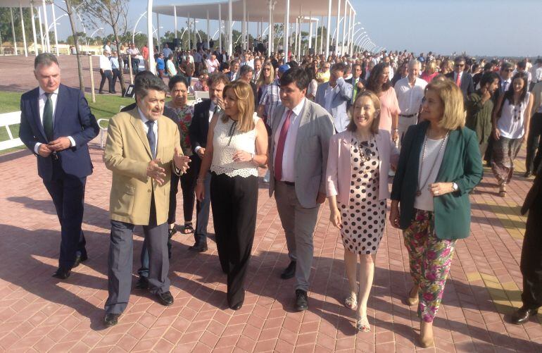 El presidente del Puerto, Javier Barrero, le explica detalles del Paseo a la presidenta Susana Díaz. Junto a ella, el alcalde, Gabriel Cruz, y las ministras en funciones, Ana Pastor y Fátima Báñez. 