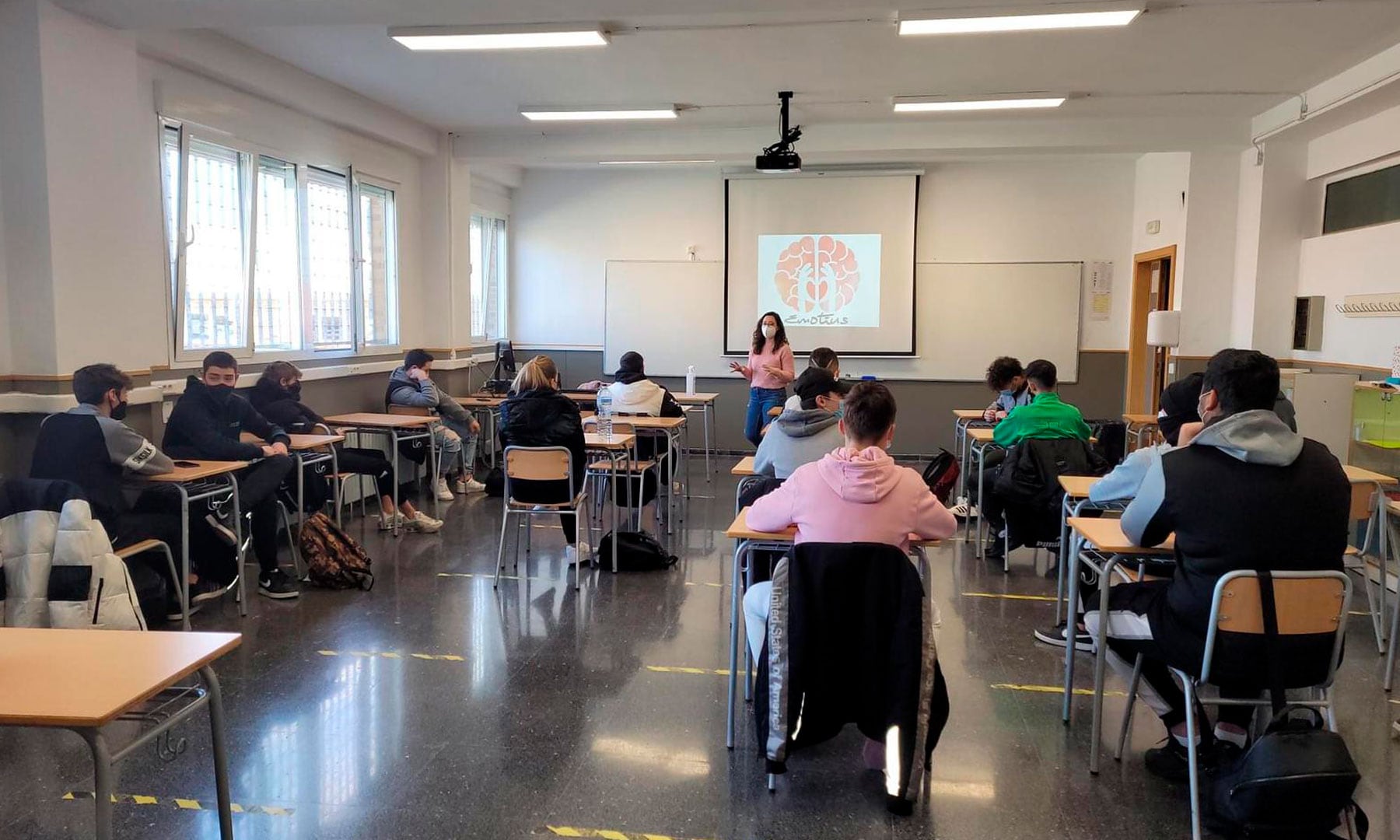 Un instante de una de las charlas del GARA en centros educativos dentro del programa Emotius