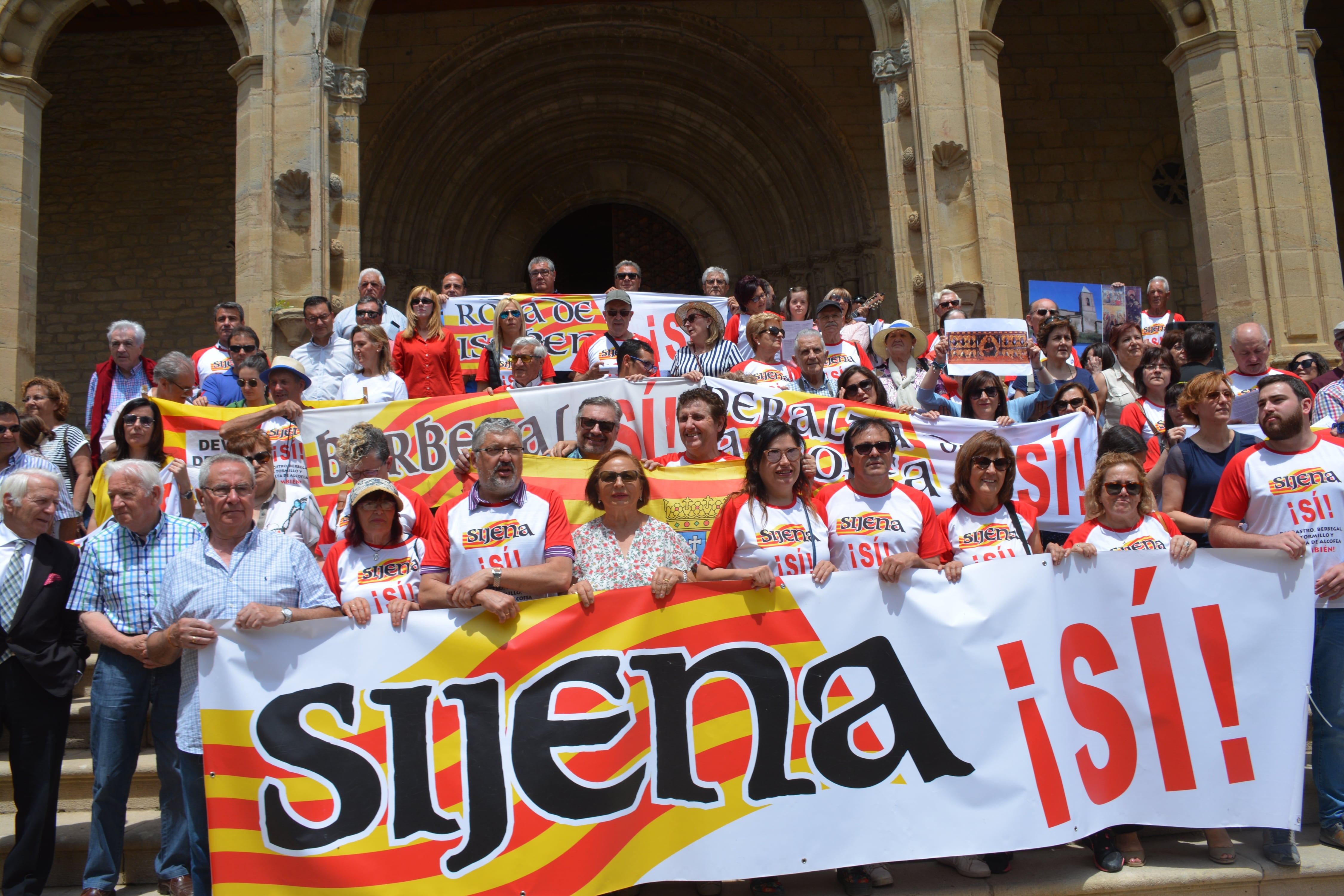 Miembros de la Plataforma Sijena sí, durante una movilización