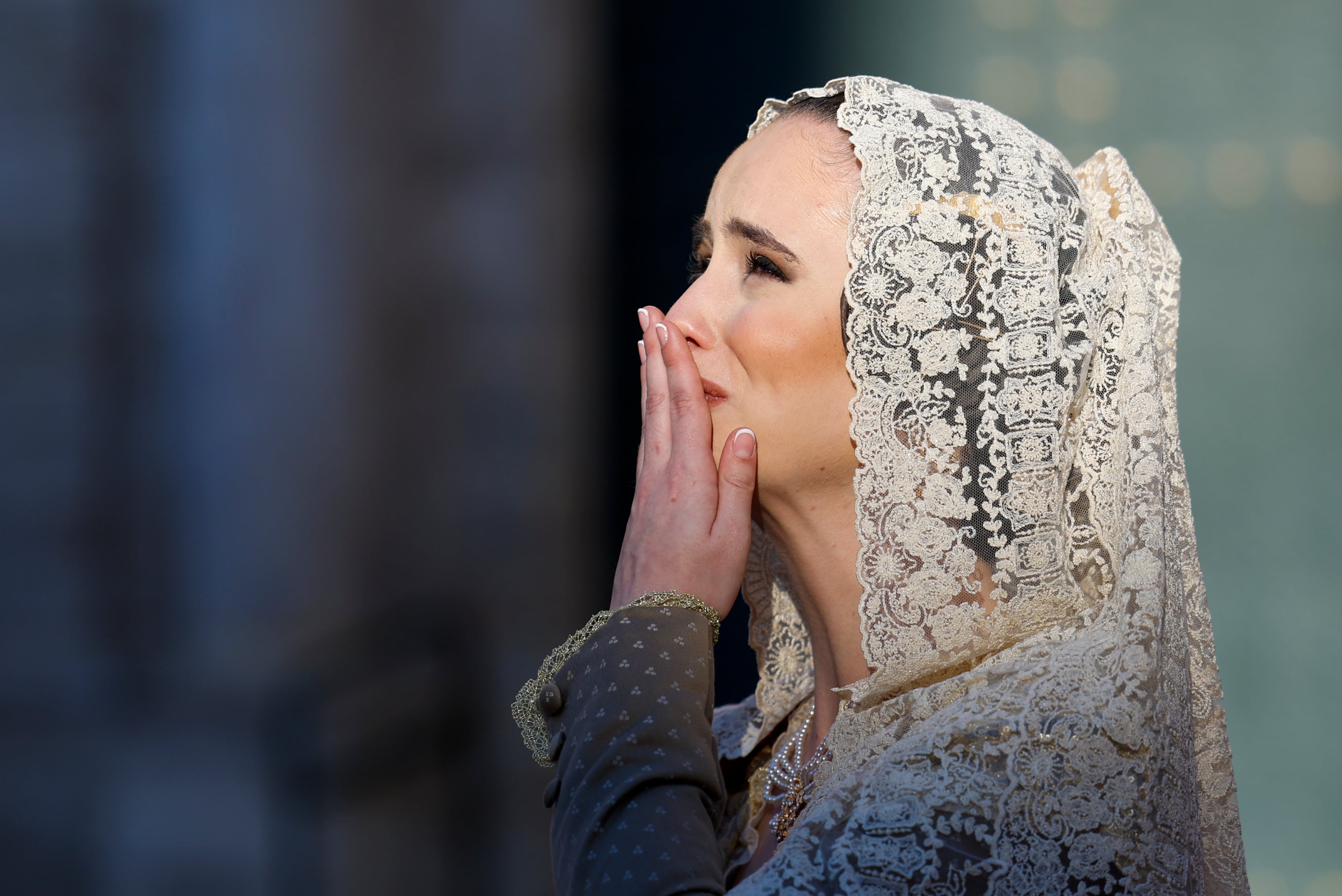 Una fallera se emociona durante la Ofrenda floral a la Virgen de los Desamparados