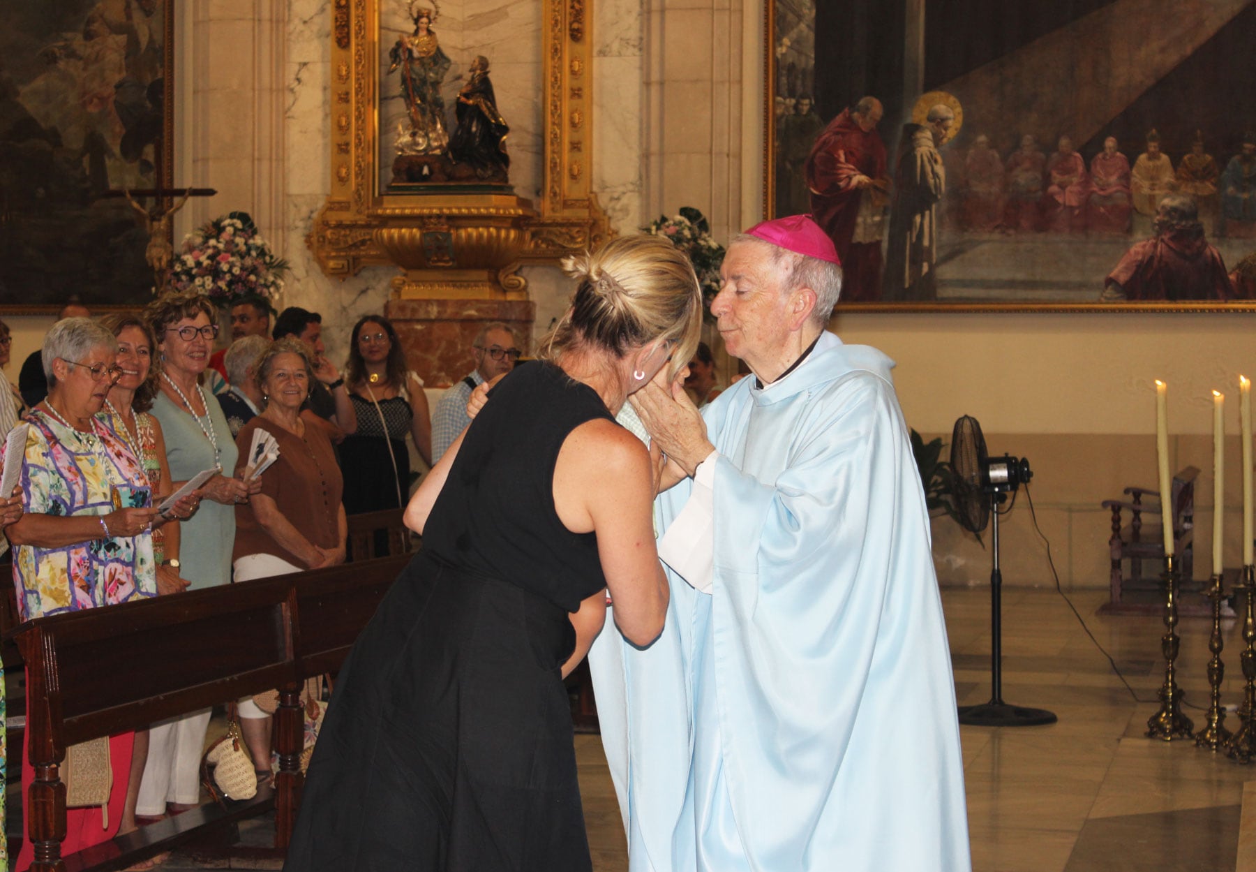 Al finalizar la eucaristía no faltó la presentación de los niños a la Virgen recibiendo una pequeña medalla de la patrona