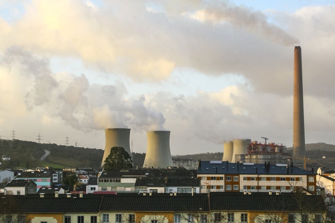 Central térmica de As Pontes en una imagen en funcionamiento