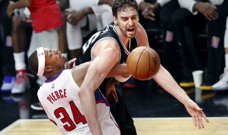 Pau Gasol pelea una pelota con el mítico Paul Pierce