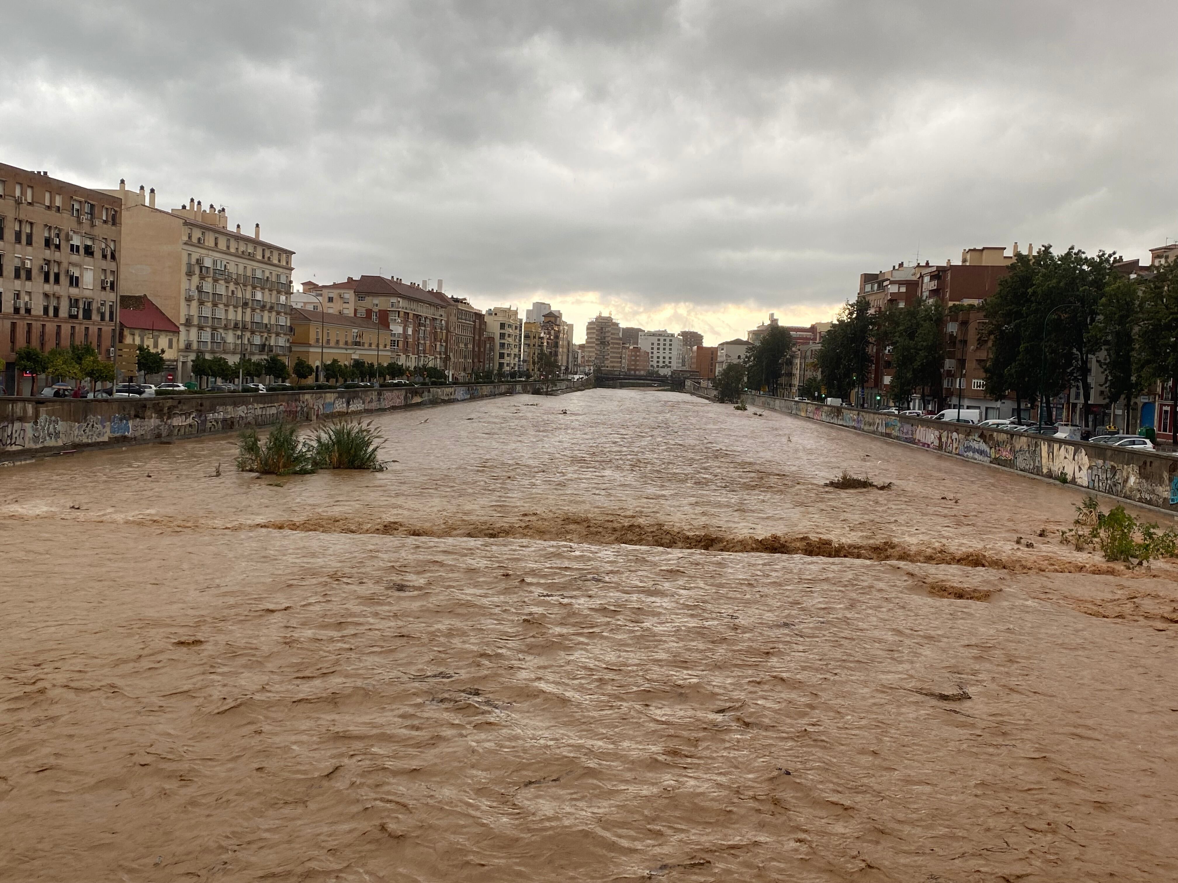 MÁLAGA, 13/11/2024.-Aspecto que presenta el río Guadalmedina a su paso por Málaga este miércoles en el que las fuertes lluvias y granizo que se registran están causando inundaciones y acumulación de grandes balsas en algunas de las principales avenidas de todos los distritos de la ciudad.EFE/María Alonso