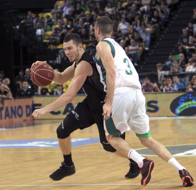 GRA276. BILBAO, 01/11/2014.- El escolta letón del Bilbao Basket Dairis Bertans (i) avanza ante la defensa del escolta del Sevilla Alex Urtasun (d), durante el partido correspondiente a la quinta jornada de la Liga Endesa de baloncesto que se disputa esta noche en el Bilbao Arena. EFE/LUIS TEJIDO