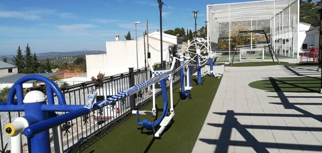 Parque infantil precintado en Chilluévar.