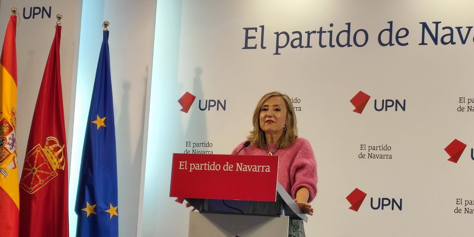 La nueva presidenta de UPN, Cristina Ibarrola, en su primera comparecencia en rueda de prensa en la sede de UPN para hablar sobre la decisión del presidente del Gobierno, Pedro Sánchez.