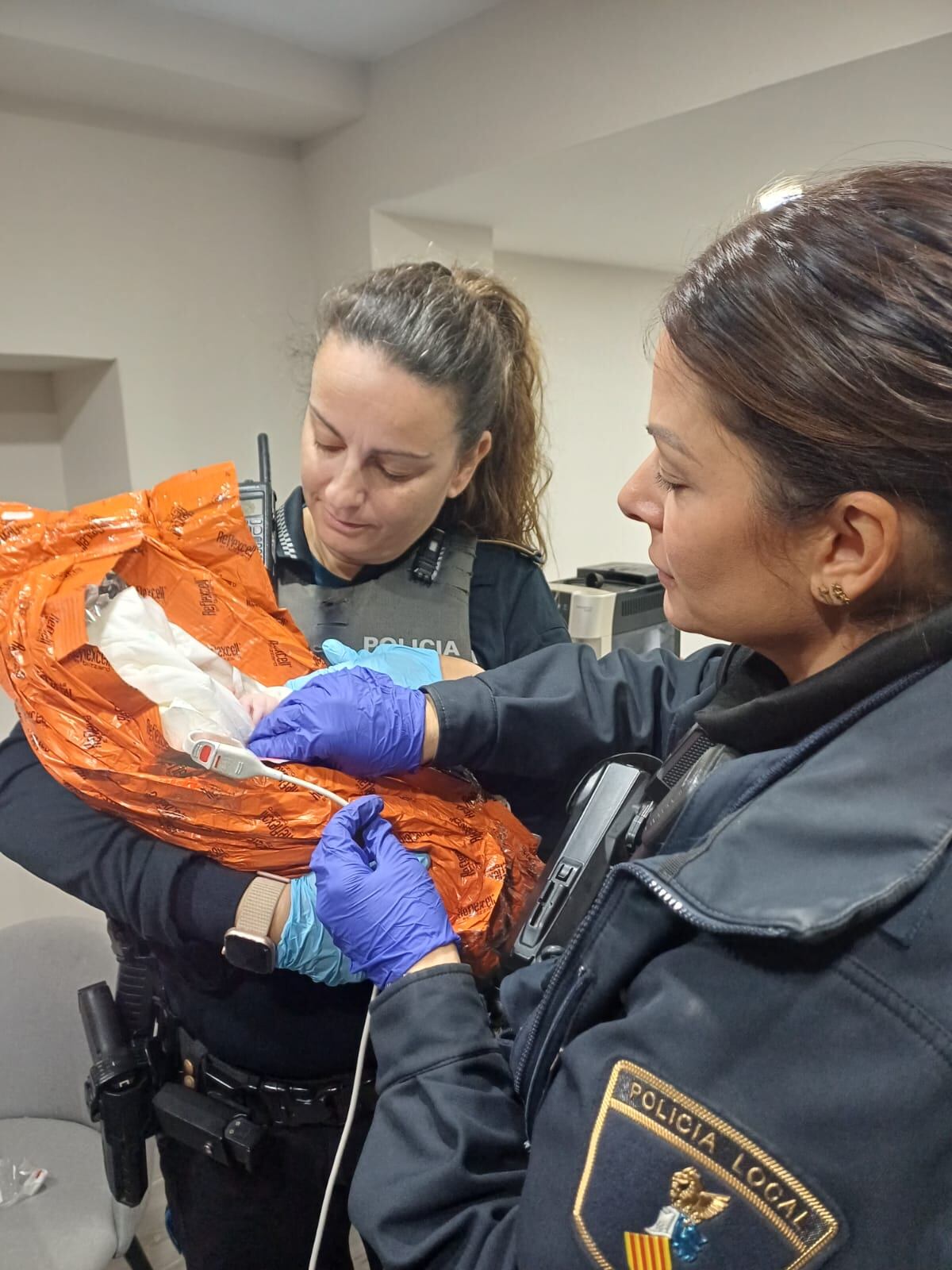 Agentes de la Policía Local de Valencia ayuda a una joven a dar a luz en su casa de El Cabanyal