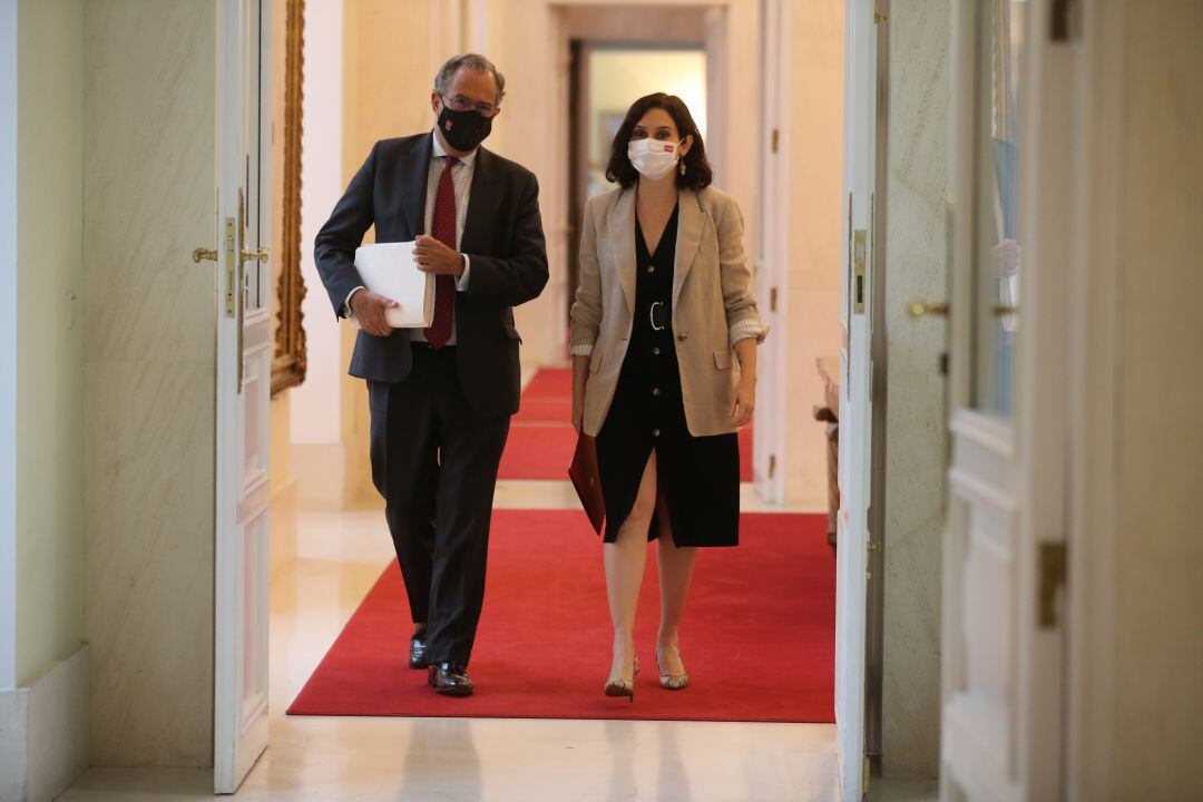 La presidenta de la Comunidad de Madrid, Isabel Díaz Ayuso, caminando junto al consejero de Educación, Enrique Ossorio