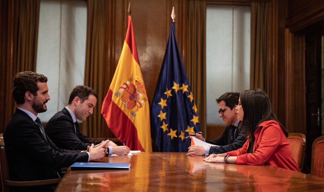 Reunión en el Congreso de los Diputados entre el presidente del PP, Pablo Casado, y la portavoz parlamentaria de Ciudadanos, Inés Arrimadas, junto Teodoro García Egea y José María Espejo-Saavedra, para hablar de coaliciones en elecciones autonómicas.