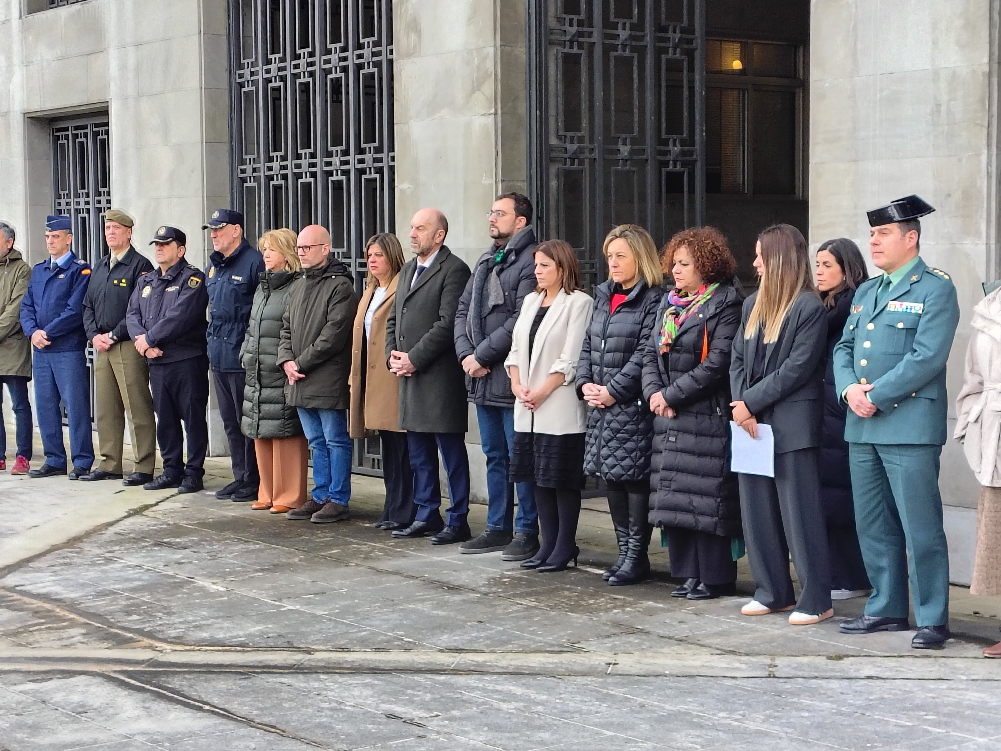 Minuto de silencio en la concentración, celebrada en la Delegación del Gobierno, por el asesinato de Karilenia a manos de su actual pareja