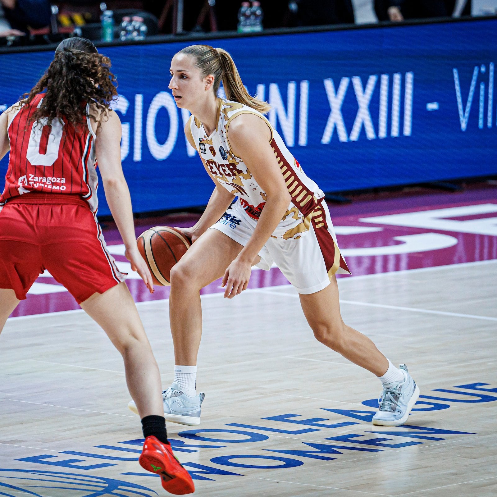 Carla Leite, desaparecida en la cancha italiana, defiende un ataque del Reyer Venezia