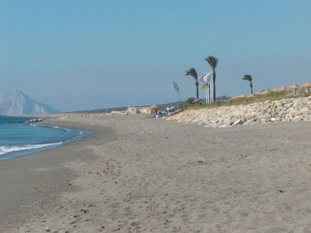 Playa de Sotogrande en cuya orilla se ha encontrado el cadáver de un hombre.