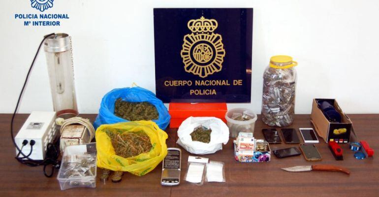 Objetos incautados en la operación contra la venta de droga en Andújar.