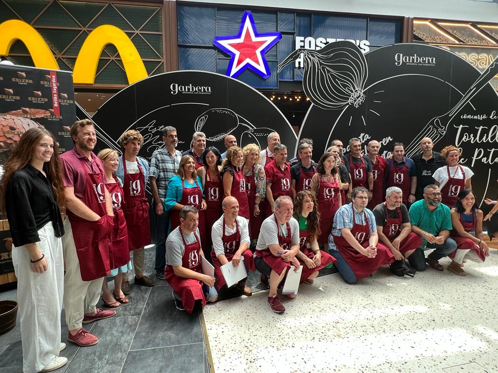 Foto de familia del concurso de tortillas de patata / Foto: Cadena SER