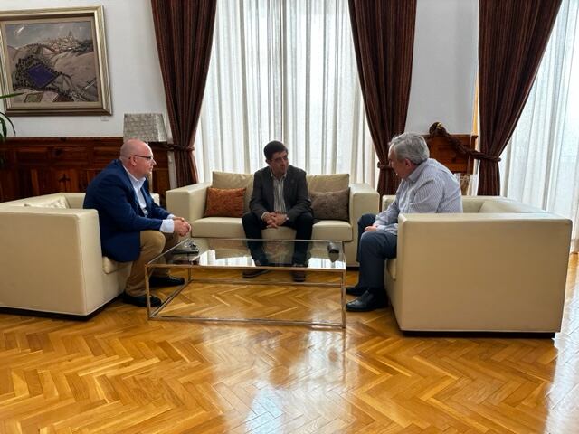 El presidente de la Diputación de Jaén en funciones, Francisco Reyes, recibe al nuevo presidente de Cruz Roja en Jaén, Jerónimo Vera y a su predecesor en el cargo, José Boyano.