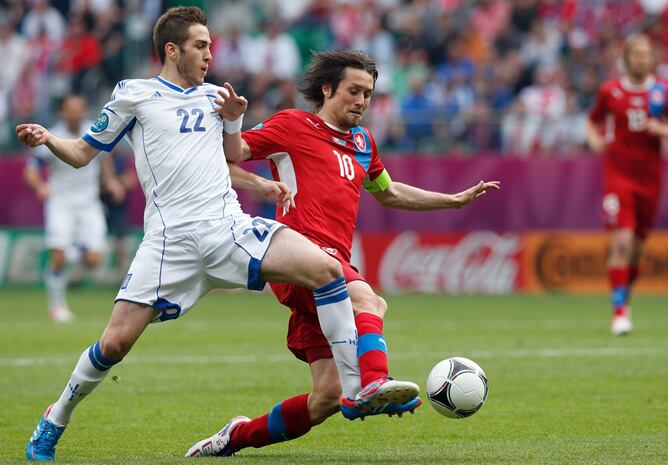 Rosicky pugna por un balón con el griego Kostas Fortounis en el tercer partido de la fase de grupos