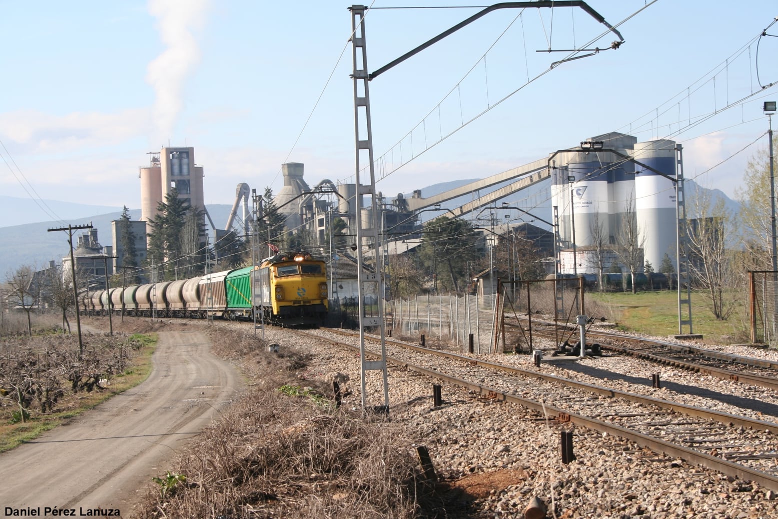 Un tren de Renfe se aproxima a la zona de maniobras de Cosmos