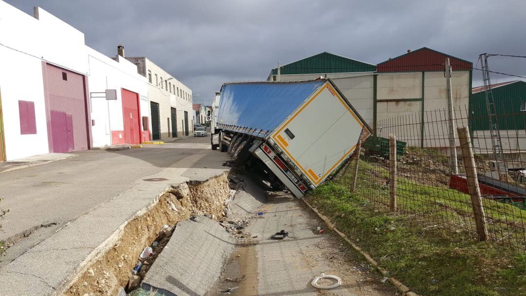 Vía del Polígono Industrial La Dehesilla de Baeza que cedió al peso de un camión