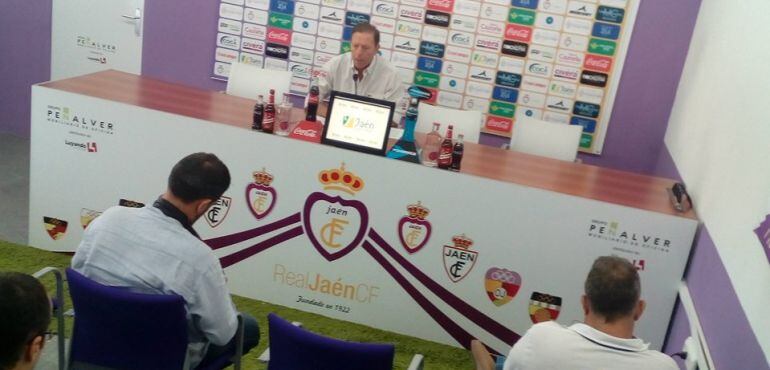 El presidente del Real Jaén, Higinio Vilches, informa de las novedades de la campaña de abonados