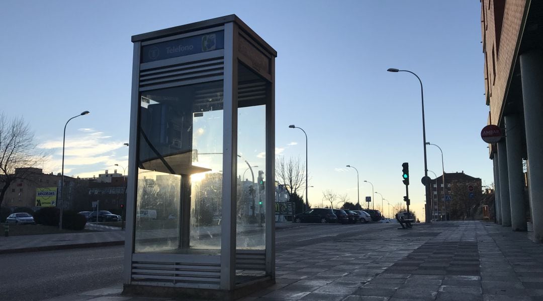 Una de las últimas cabinas de Cuenca ubicada en la rotonda Ingeniero Ángel Pérez.