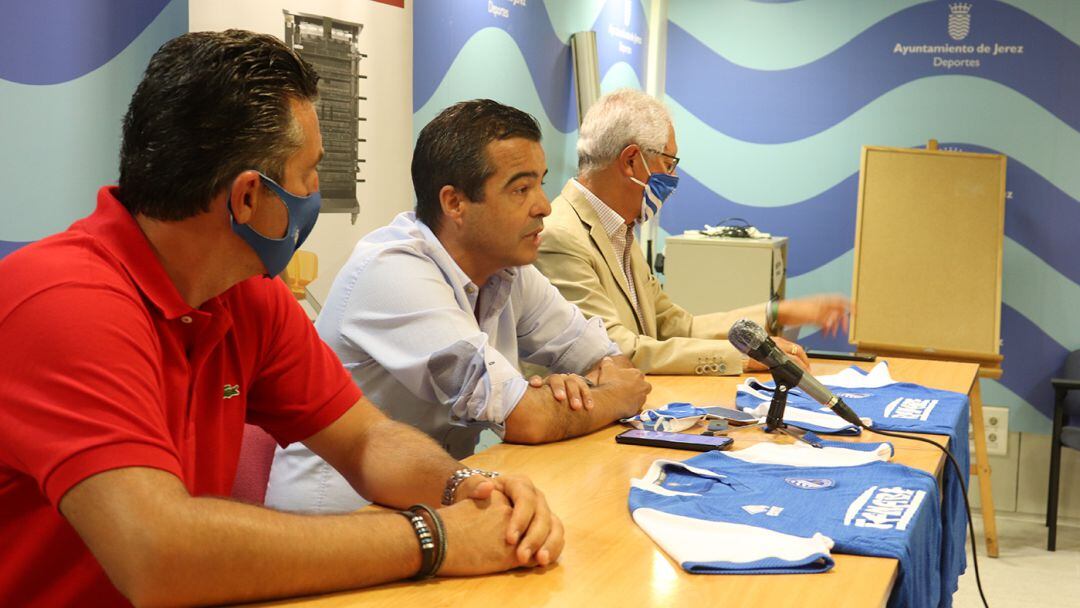 Rafael Coca al fondo junto a José Pérez Herrera y Edu Villegas