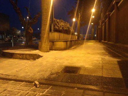 Las calles de Binéfar han anochecido con una fina capa de nieve