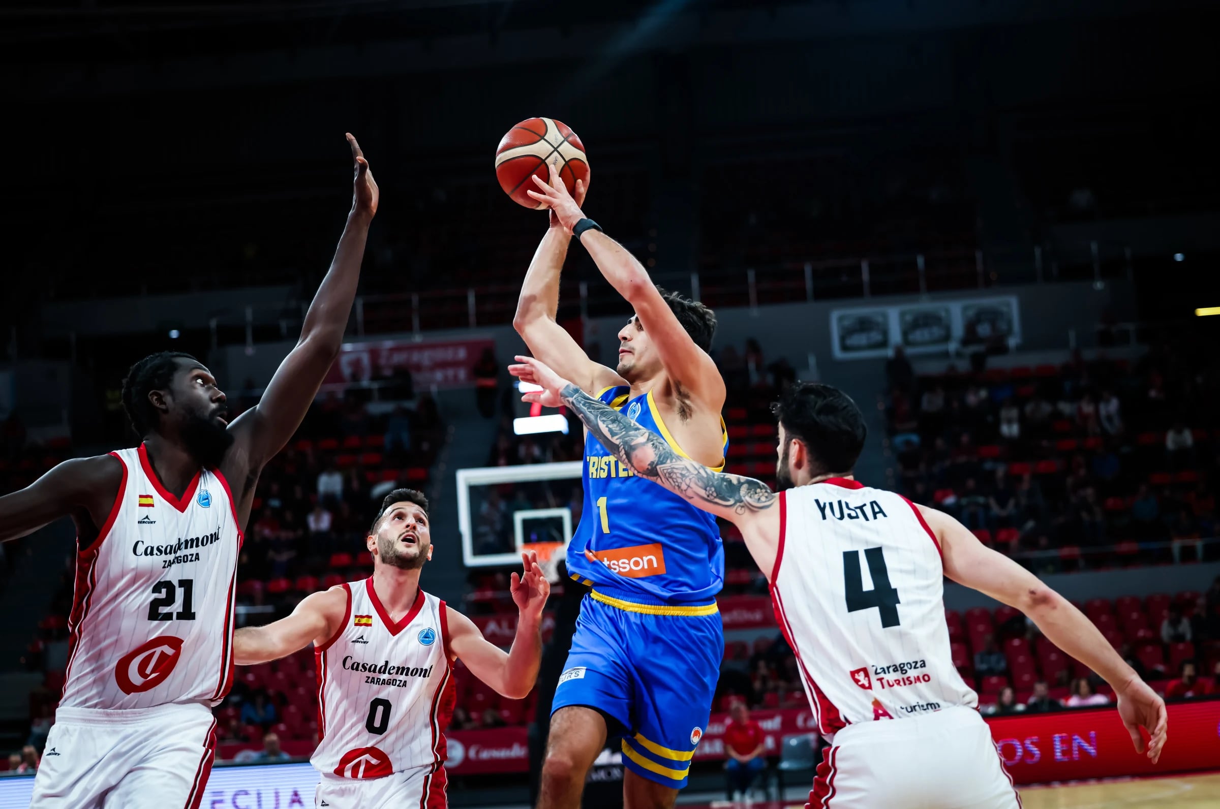 Koumadje y Yusta intentan defender el lanzamiento de Cárdenas en el encuentro ante el Piresteri griego