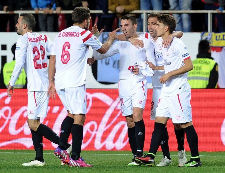 Los jugadores del Sevilla celebran el gol de Aspas