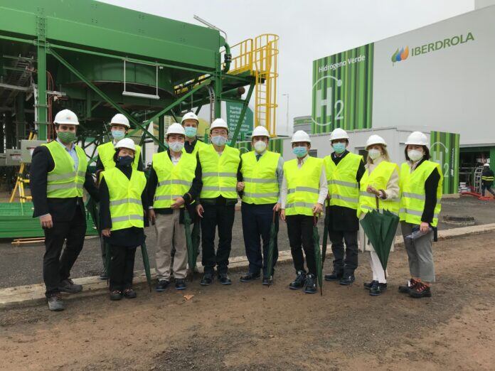 Delegación japonesa visitando la planta de Hidrógeno Verde de Iberdrola en Puertollano