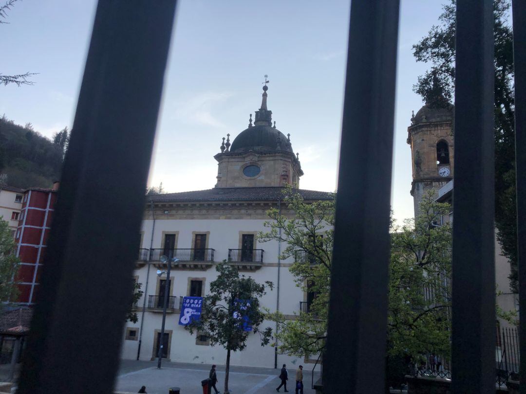 Imagen del Ayuntamiento de Ermua, junto a la torre de la iglesia de Santiago Apóstol