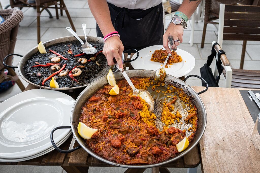 Dos paellas con arroz, en un restaurante de Mallorca.