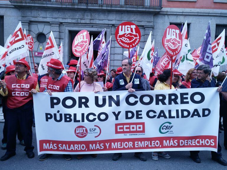 Los trabajadores de Correos se concentraron ante las puertas de la Subdelegación del Gobierno