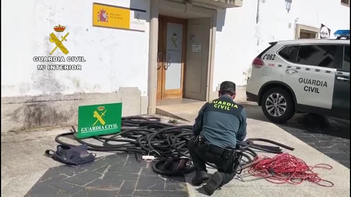 Un agente de la Guardia Civil, con parte del material intervenido