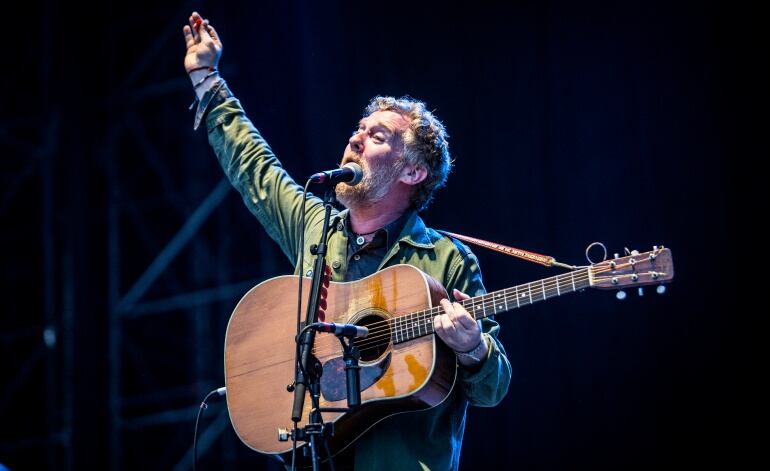 Glen Hansard durante una actuación en Italia en julio de 2017