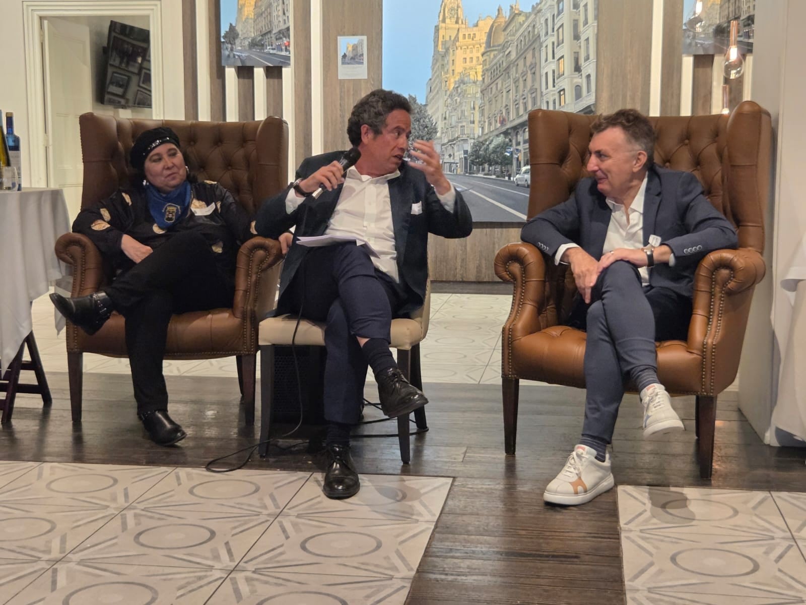 Tertulia literaria con Inés Plana y Manuel Vilas, moderada por Manuel Ollé