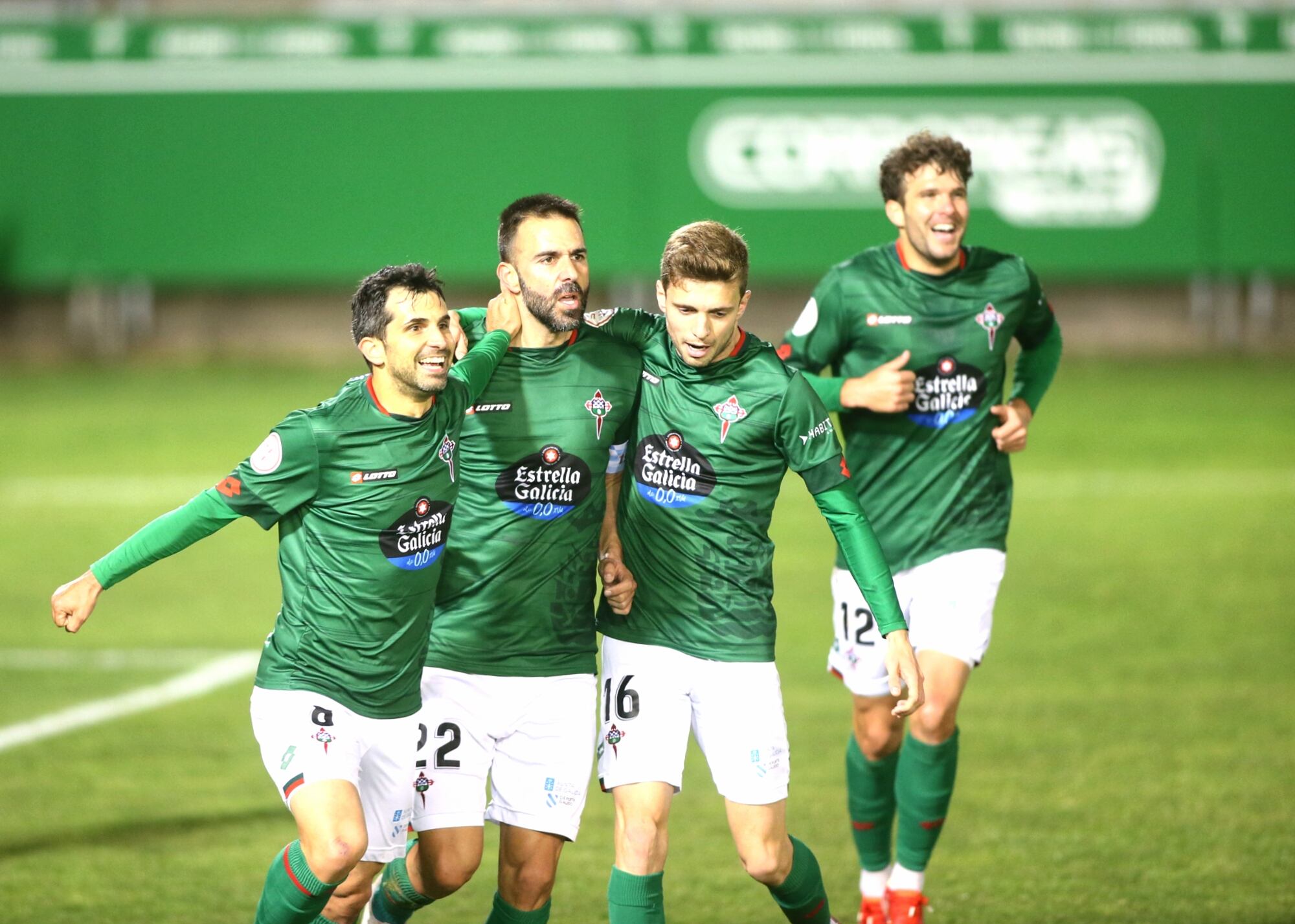 Los jugadores del Racing celebran el gol de Joselu ante el Rayo Majadahonda en A Malata