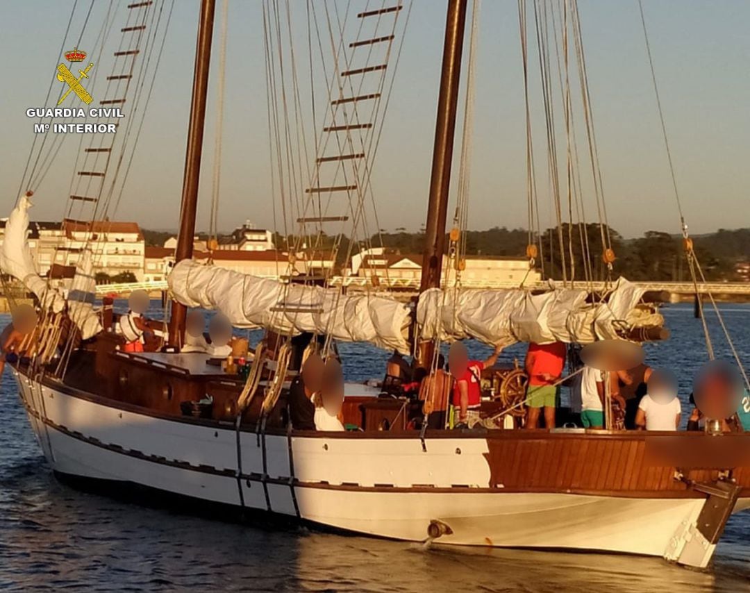 Desmantelada una fiesta en un barco en A Illa de Arousa.