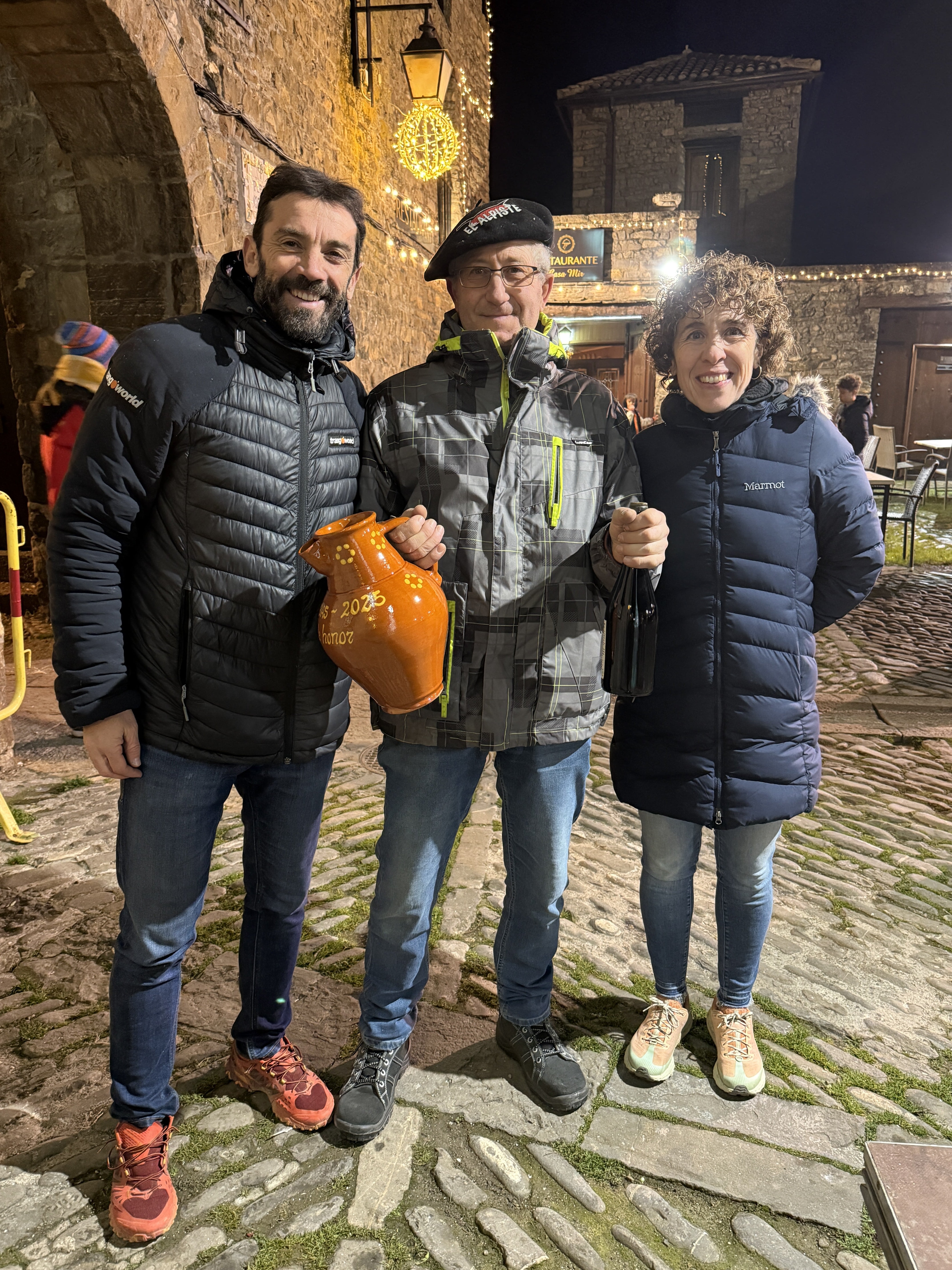 El ganador del Jarro de Honor, Joaquín Buetas, junto al alcalde, Enrique Pueyo y la concejala, Susana Pérez