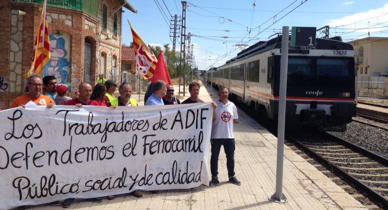 Els treballadors d'ADIF protestant a l'estació de Mont-roig del Camp.