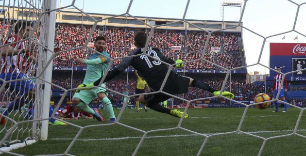 El argentino Leo Messi hace el gol de la victoria del Barcelona.