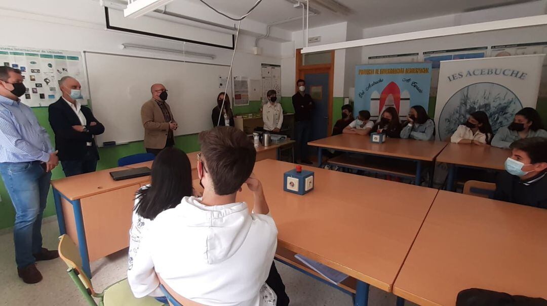 El alcalde, Manuel Anguita, con el director del IES Acebuche mientras se dirigen a los alumnos del centro.